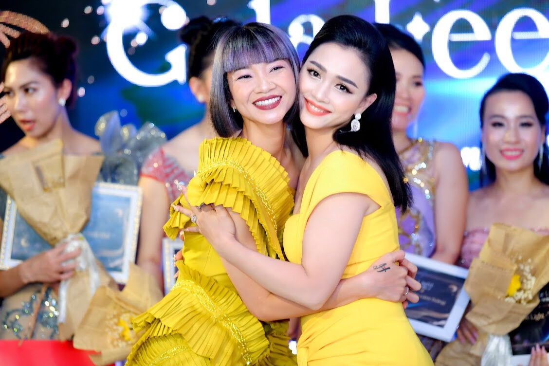 Siêu mẫu Hạ Vy trao vương miện Miss Photo Feel The Light cho doanh nhân Ngô Thị Thanh Thuỷ